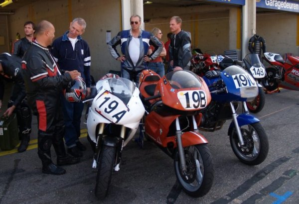 De rijders en motoren